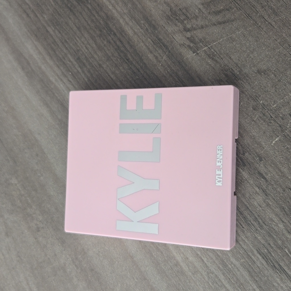 KYLIE Pressed Illuminating Powder in Quartz